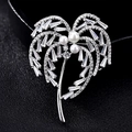 Eleganter silberner Kokosnussbaum-Brosche mit Zirkonia und Perlen auf schwarzem Grund - Kokosnussbaum mit Zirkon