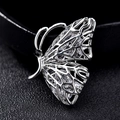 Macro della spilla a farfalla con zirconi e dettaglio elegante in perla d'acqua dolce - Farfalla Traforata / Argento