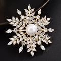 Lujoso broche de copo de nieve dorado con perla blanca y circonitas brillantes - Estilo de Strass Dorado de Corte Marquise / Dorado