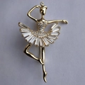 Elegante spilla ballerina dorata con cristalli di zirconia cubica scintillanti - Oro