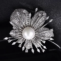 Elegante spilla floreale con una grande perla bianca e petali di zircone scintillanti - Stile Foglia Grande Con Perla Artificiale (tg095)