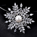 Broche de copo de nieve de lujo con perla y circonitas sobre fondo oscuro - Estilo de Strass Transparente de Corte Marquise / Plateado