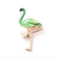 Dettaglio della spilla a fenicottero in smalto verde con perla bianca e metallo oro - Stile A Perla Artificiale Verde