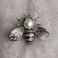 Dettaglio spilla a ape con perla bianca, zirconi scintillanti e finitura in argento - Argento Con Perla d'Acqua Dolce Bianca