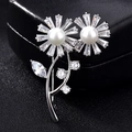 Elegante spilla a fiore in argento con perle bianche e petali di zircone scintillanti - Fiore di Lillà Platino