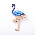 Elegante spilla a fenicottero con ali in smalto blu, gambe dorate e perla bianca - Stile A Perla d'Acqua Dolce Blu