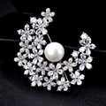 Elegante spilla a mezzaluna floreale con zirconi chiari e grande perla bianca - Argento (Fiore di Prugno)