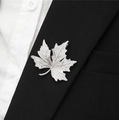Luxe esdoornblad broche met zirkonen op een zwarte blazer, elegant zilveren sieraad voor dames - Platina Zilver Esdoornblad