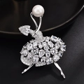 Elegante spilla da ballerina in argento con gonna in zirconi e dettaglio in perla - Stile Argento con Perla / Argento