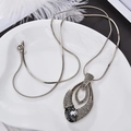 Elegante lange Halskette mit tropfenförmigem Anhänger, grauem Edelstein und Strass - Hohle Tränenform Raute Anhänger Pulloverkette (菱形吊坠毛衣链)