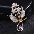 Elegante goldene Blumenbrosche mit weißen Kristallblüten und lila birnenförmigem Edelstein - Lila Strass Blume Blatt (3715692950120)