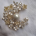 Elegante spilla a fiore a mezzaluna con perla bianca e zirconi placcata in oro - Oro (Fiore di Prugno Oro)