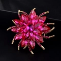 Élégante broche fleur avec cristaux rouge rose et base en alliage doré sur fond sombre - Rouge