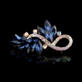Detail einer luxuriösen Vintage-Brosche mit dunkelblauen Kristallen und bunten AB-Steinen - Blau