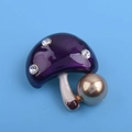 Broche champignon avec calotte en émail violet et perle champagne sur fond bleu - Forme de Champignon / Grand / Violet