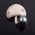 Broche champignon mignonne avec dessus en marbre blanc et perle gris foncé chic - Forme de Champignon / Petit / Blanc