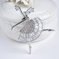 Elegante spilla ballerina in finitura argento con cristalli di zirconia cubica incastonati - Stile Zirconia