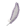 Élégante broche plume avec zircons violets et perle blanche sur monture argentée - Feuilles De Zircon