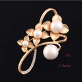 Vista detallada del broche floral de oro mate con perlas blancas y brillantes diamantes - Oro 3 Hojas