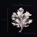 Spilla a foglia d'acero argento con cristalli e perla grigia, misura 5,5cm x 4cm - Foglia d'acero