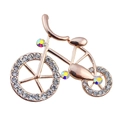 Détail d'une broche vélo or rose ornée de cristaux scintillants et de strass colorés AB - Forme Bicyclette Or Rose