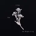 Dettaglio della spilla a forma di calla con perle grigie e foglie di strass - Campanella