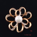 Detalle del broche de flor en oro mate con perla blanca y detalles de cristal - Cinta Rizada