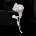 Elegante spilla a fiore in argento con micro-pavé di zirconi su fondo di velluto nero - Argento