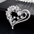 Détail d'une broche en forme de cœur avec zircons marquise et cristal central rond - Cœur