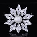 Elegante spilla a fiocco di neve con perla centrale e brillanti cristalli di zircone - Bianco
