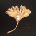 Elegante broche de hoja de ginkgo dorado con perla blanca y cristales, 15g 6,3x4,9cm - Ginkgo