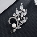 Vue macro d'une broche florale en zircon avec perles blanches élégantes et métal argenté - Orchidée