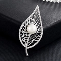 Broche élégante en forme de feuille argentée avec zircone cubique et perle centrale - Perle de Feuille