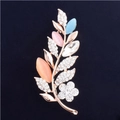Elegante spilla a fiore in oro rosa con pietre di opale colorate e cristalli luminosi - Foglia Opale Colorata