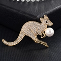 Détails macro d'une broche kangourou dorée avec cristaux incrustés et une perle élégante - Kangourou Or