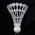 Squisita spilla da badminton con piume di zircone e perla bianca su velluto nero - Argento Zirconia Bianca