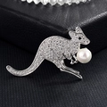 Détail d'une broche kangourou argentée avec zircons pavés et une grande perle blanche ronde - Kangourou Argent