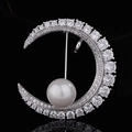 Elegante spilla a mezzaluna con perla e zirconi per abiti e cappotti raffinati - Bianco