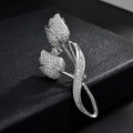 Elegante broche tulipán de plata con pavé de circonitas blancas y gema central - Blanco
