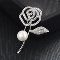Vue détaillée d'une broche rose argentée avec zircons brillants et une grande perle blanche - Fleur de Perles