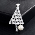 Élégante broche sapin de Noël argentée avec pierres en zircon et perle sur fond noir - Noël arbre