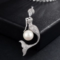 Vue détaillée de la broche sirène en argent avec perle blanche et zircons brillants - Sirène