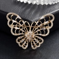 Vue détaillée de la broche papillon dorée avec zircons étincelants et motif évidé - Papillon Or
