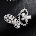Elegante broche de mariposa con circonitas brillantes sobre superficie de cuero - Dorado