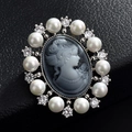 Détail macro d'une broche camée vintage avec perles et cristaux sur cuir noir - 7-Badge Dame Argent