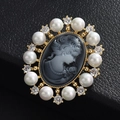 Détail macro d'une broche camée ornée de perles et cristaux sur monture dorée élégante - 13-Badge Dame Or