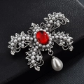 Détail de broche vintage argentée avec pierre rouge et perles blanches sur cuir noir - 11-Nœud