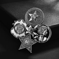 Gros plan sur une broche vintage en argent avec portrait en relief et médaillon étoile - 10-Arbre Étoile