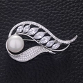 Elegante spilla a foglia con perla bianca e zirconi taglio marquise su base in argento - Oro Bianco