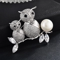 Spilla a forma di gufo in argento con zirconi e perla bianca su sfondo in pelle nera - Oro Bianco